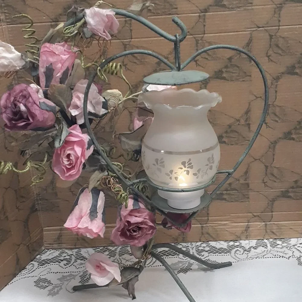-‎ Verde Green metal hanging heart candlelight with pink roses.